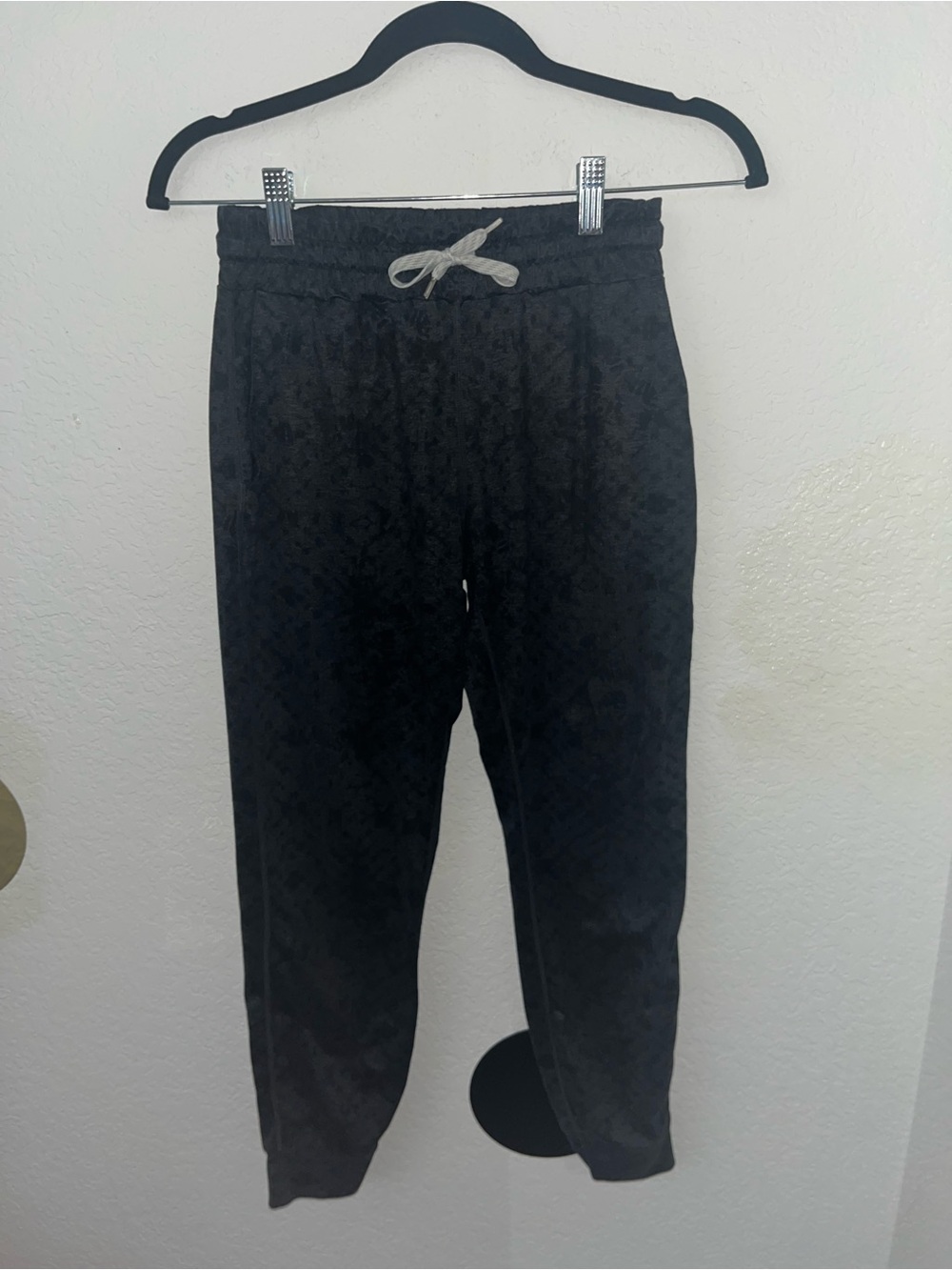 Vuori black camo daily jogger pants